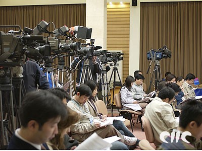 10月4日经济新闻_10月4日上午,中国人民银行新闻发言人就美国国会通过《2008年紧急...(2)