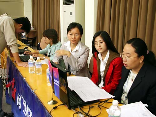 统计局专家与中国网工作人员共同校对文字