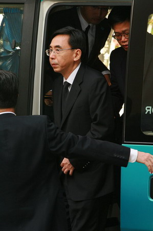 图文:广州市委书记朱小丹抵达殡仪馆