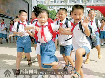 南宁中小学开学上课 新课本为珠峰改身高