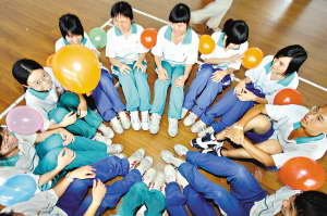 广州75中高三学生减压活动:团团坐 夹气球