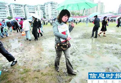 广州招聘会3万大学生雨中排队 寒风中心已凉透