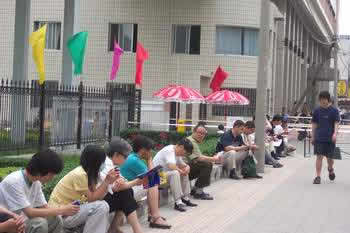 组图:2003年高考今日举行 北京考场见闻