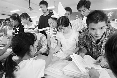 杭州市2004年全国成人高考昨日开始报名(图)