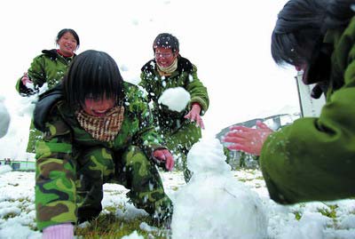 行走学校:专收差生 几千里步行教吃苦(2)