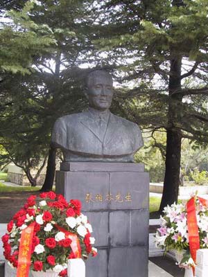 图文:南开大学里的张伯苓雕像