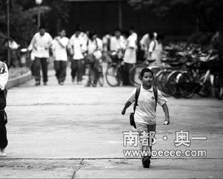 10歲高中生：別叫我神童接受采訪為解決學(xué)籍
