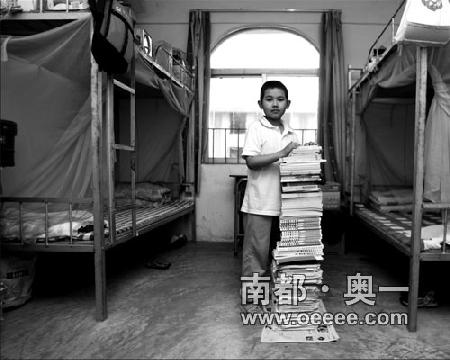 10歲高中生：別叫我神童接受采訪為解決學(xué)籍