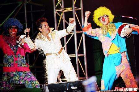 组图:左麟右李珠海演唱会小丑伴舞创新意
