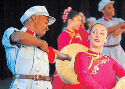 巴西演员加入中国歌舞团 红色娘子军跳起桑巴
