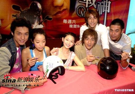 图文:偶像剧《战神》影迷会仔仔安全帽上搞笑(12)