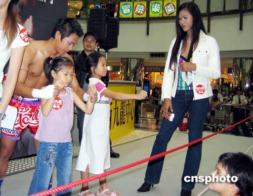 电影《美丽拳王》男主角在香港示范泰拳(组图