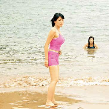 穿泳装到相思湾拍摄沙滩畅泳的戏分,导演对行姐的两件头泳衣颇有意见