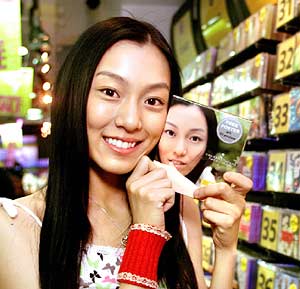 《醋溜族》关机“臭脚女”范玮琪发馋瘾(图)