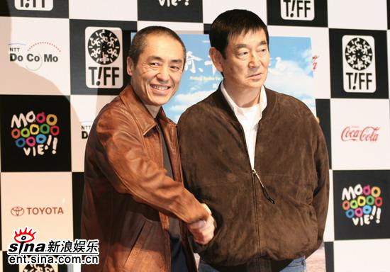 图文：第18届东京电影节开幕-两位电影巨匠握手