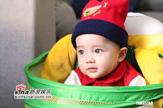 《宝贝计划》上海首映 成龙被宝宝抢风头