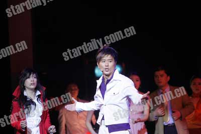 伍思凯带伤重演《北京女孩》步履蹒跚演出进步