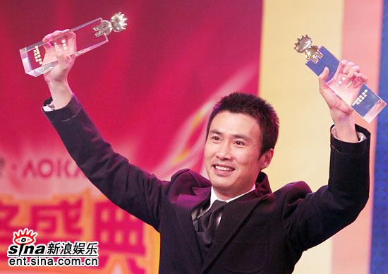 图文：柳云龙举起年度男演员奖杯