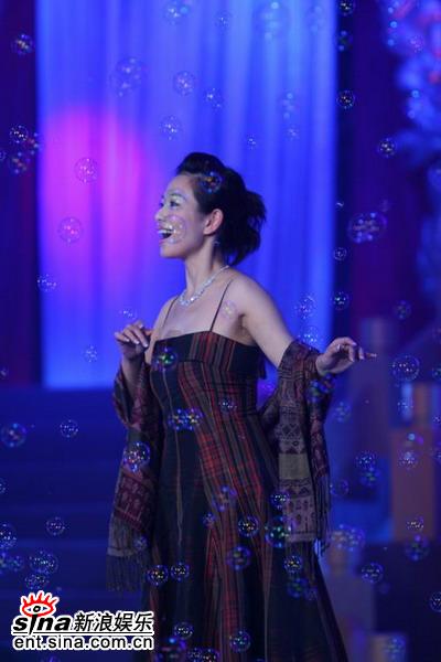图文：《非常有戏》颁奖盛典--陈松伶妩媚动人