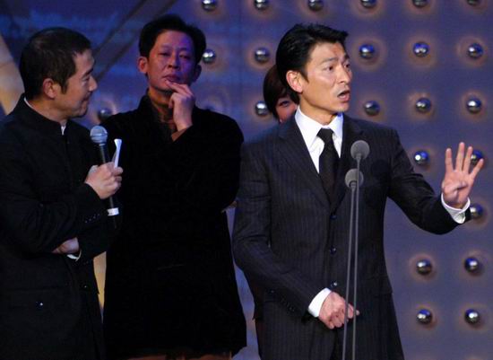 组图:刘德华在电影导演协会颁奖典礼现场致词