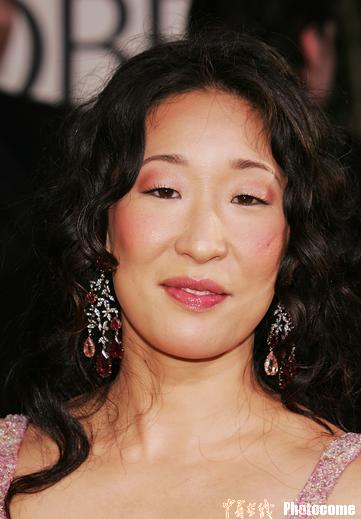 ͼģSandraOh߹̺¶һЦ