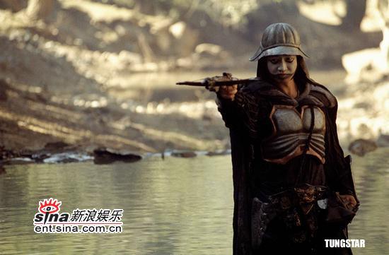 图文：杨采妮冰水中拍《七剑》无怨言--全副武装