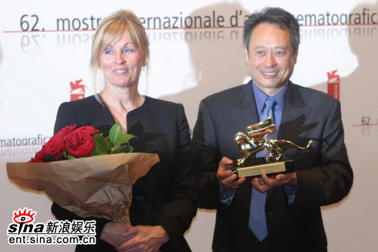 图文:《断背山》获得最高奖项--李安与制片人