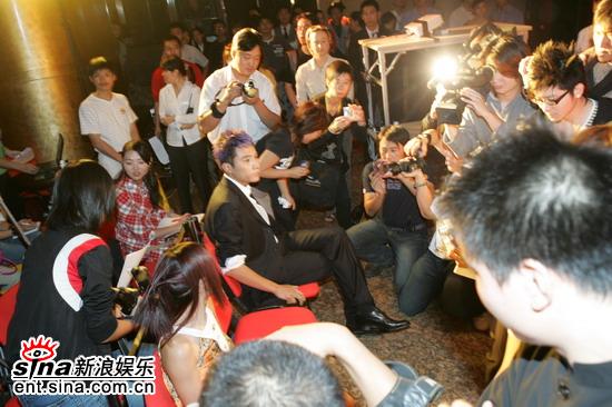 图文：《无极》官网启动刘烨被记者包围采访