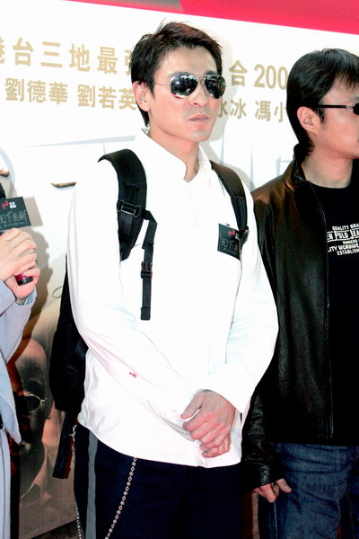图文：《天下无贼》列车抵港刘德华受影迷追捧(4)