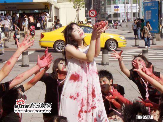 组图:影片《宅变》宣传 主演街头把玩婴尸