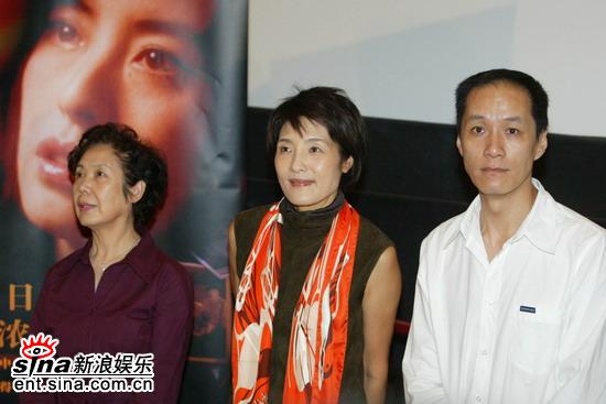 电影《美丽上海》在北京新世纪影城举行首映式,该片主演冯远征,郑振瑶