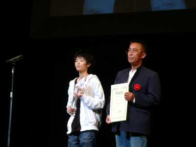 中国影片《十三棵泡桐》《父子》东京拿大奖