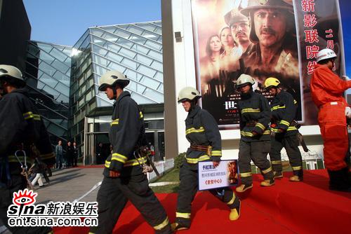 《世贸中心》首映消防队助阵“火”味十足(图)