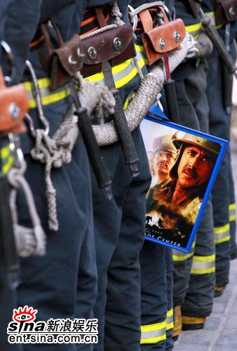 《转摘》《世贸中心》首映 消防队助阵“火”味十足