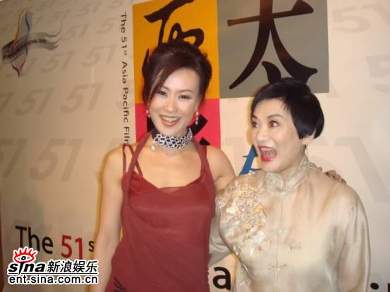 邬君梅出席亚太影展保镖护身自称做回奢侈女人
