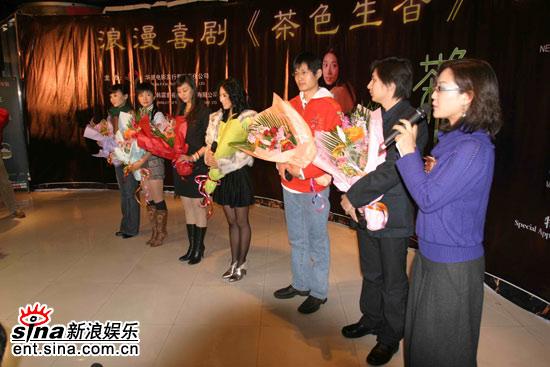 《茶色生香》北京首映纸人代男主角富大龙出席