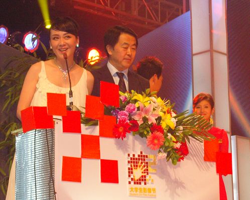 李琳清纯出席大学生影像节 颁出最受瞩目导演奖