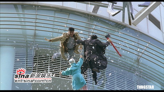 组图：吴京亲自冲破玻璃跳下高楼惹怒经纪人