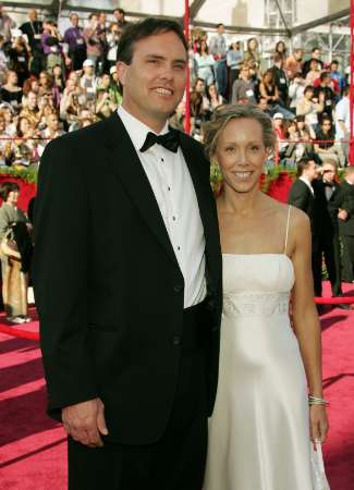 图片：编剧凯尔・皮尔森与妻子亮相红地毯