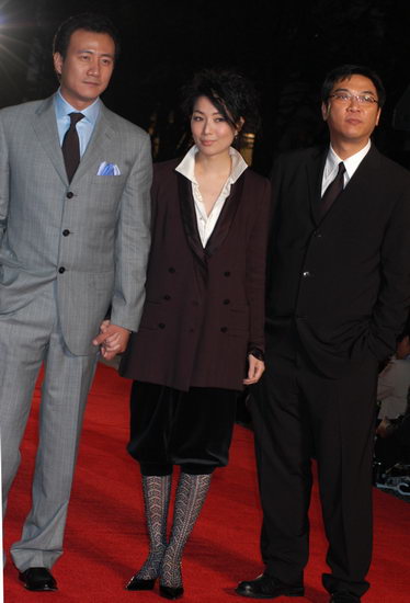 组图：东京电影节开幕张艺谋郑秀文亮相红地毯