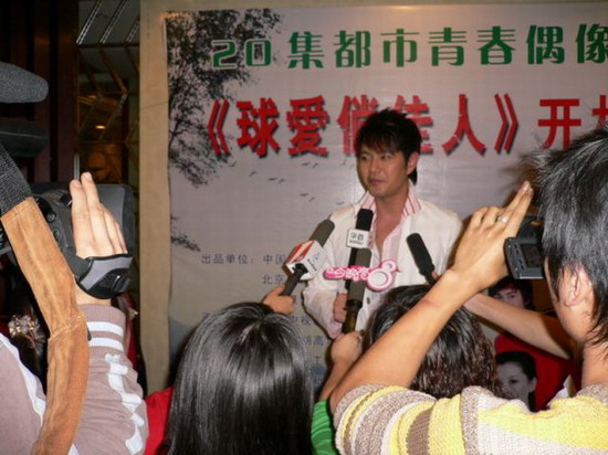 《球爱俏佳人》开机萧正楠拍戏录音两不误(图)