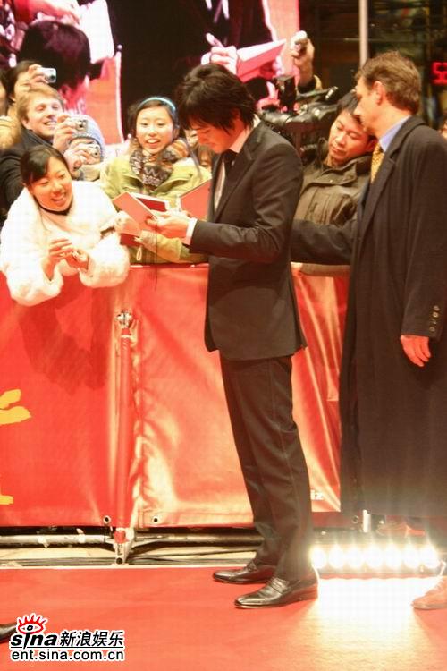 图文：《无极》欧洲首映礼举行--张东健为影迷签名