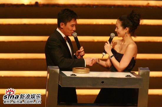 图文：颁奖嘉宾章子怡和梁朝伟握手两人相对而笑
