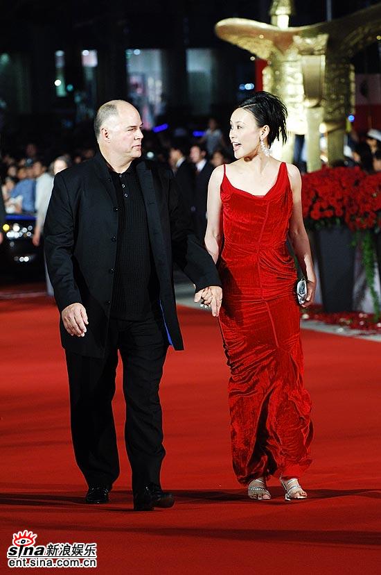 图文:上海电影节开幕式--邬君梅与丈夫奥斯卡