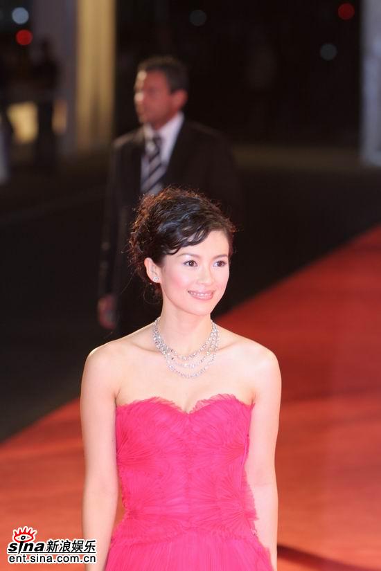 [八卦江湖]从这张照片看,章子怡不是谁想比就比下去的