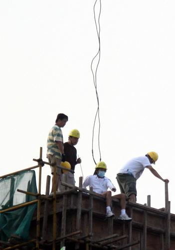 《转摘》周星驰惊险拍戏 口罩民工造型玩高空飞人