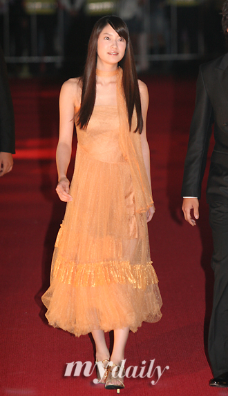 图文：亚洲明星峰会红地毯-长发美女濑木惠