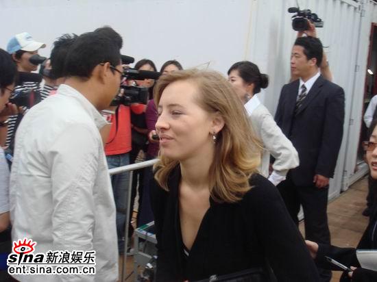 图文:文素利海滩见面会--法国演员伊希尔-勒贝斯柯