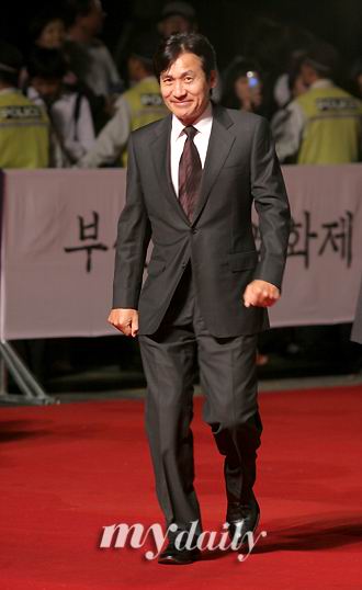 图文：第11届釜山电影节闭幕--安圣基走红地毯