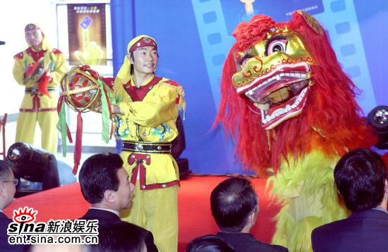 图文:中国电影一卡通启动仪式上的舞狮表演